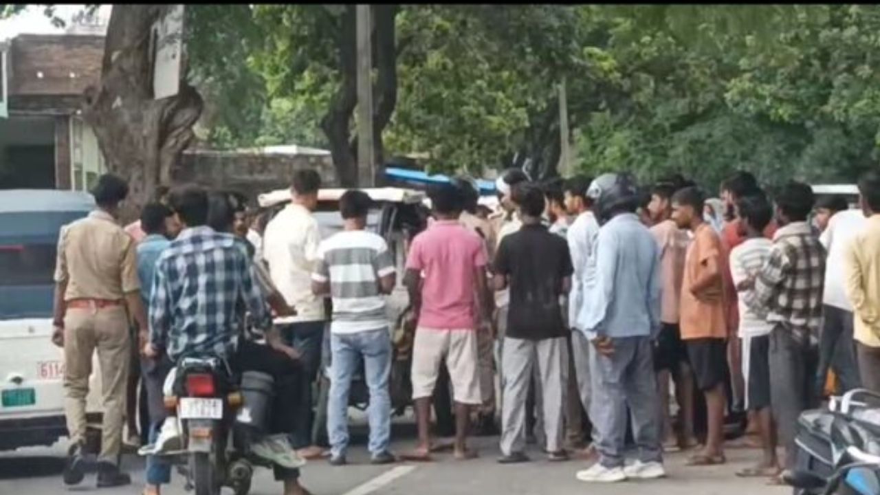 मदरसे के पास आमने-सामने भिड़े ई-रिक्शा और बाइक, युवक गंभीर घायल; वाहन छोड़ भागा चालक