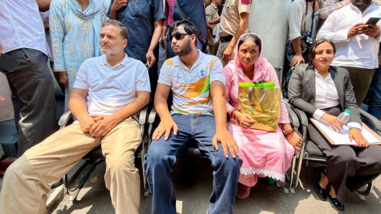 जंतर-मंतर पर पैलेट गन विवाद: पहले थाने पहुंचे राहुल गांधी, फिर DCP ऑफिस में धरने पर बैठे; FIR की मांग पर अड़े