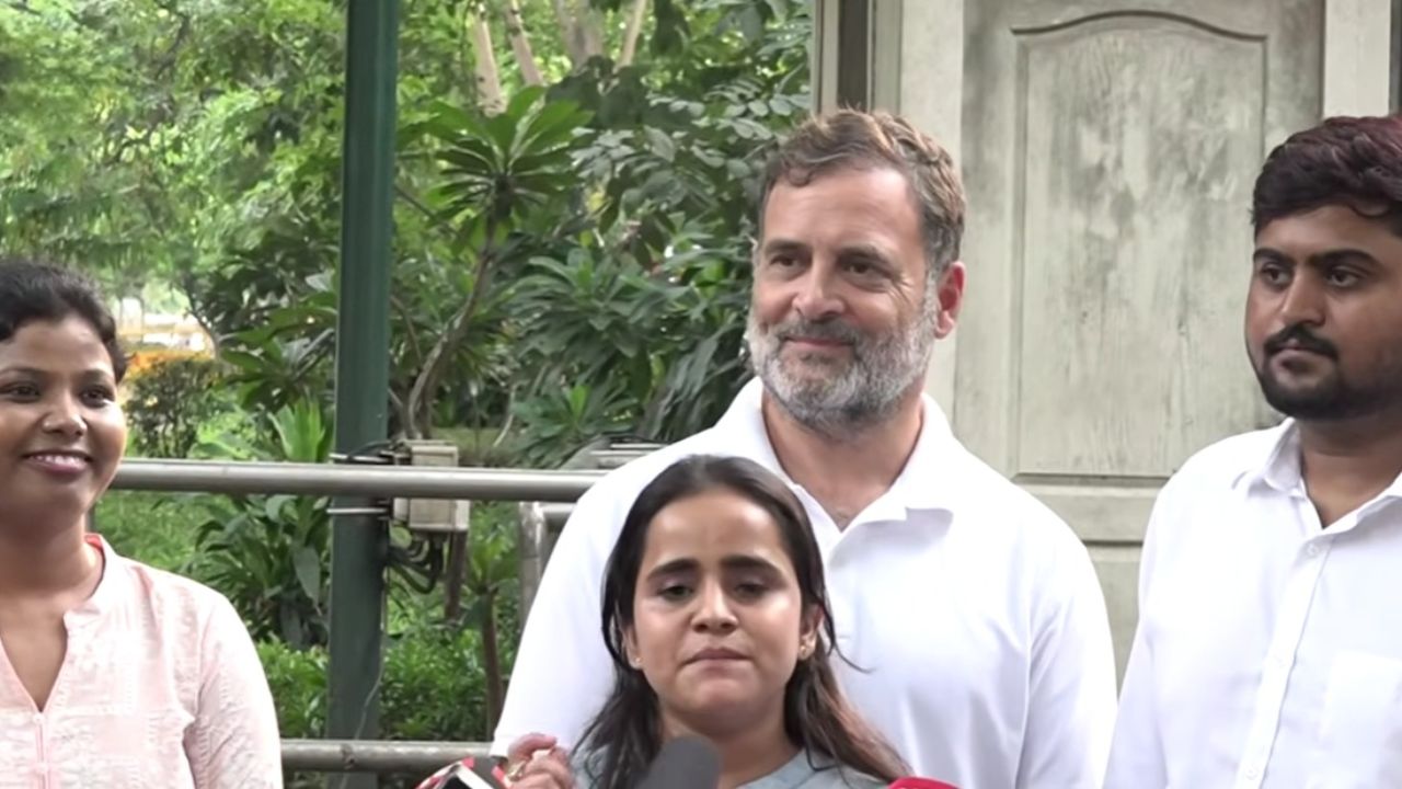 छात्र आंदोलन पर सियासत तेज! राहुल गांधी बोले- ‘हक मांगने वालों के घरों तक पहुंच रही कार्रवाई’, रिया अहीर ने भी लगाए गंभीर आरोप