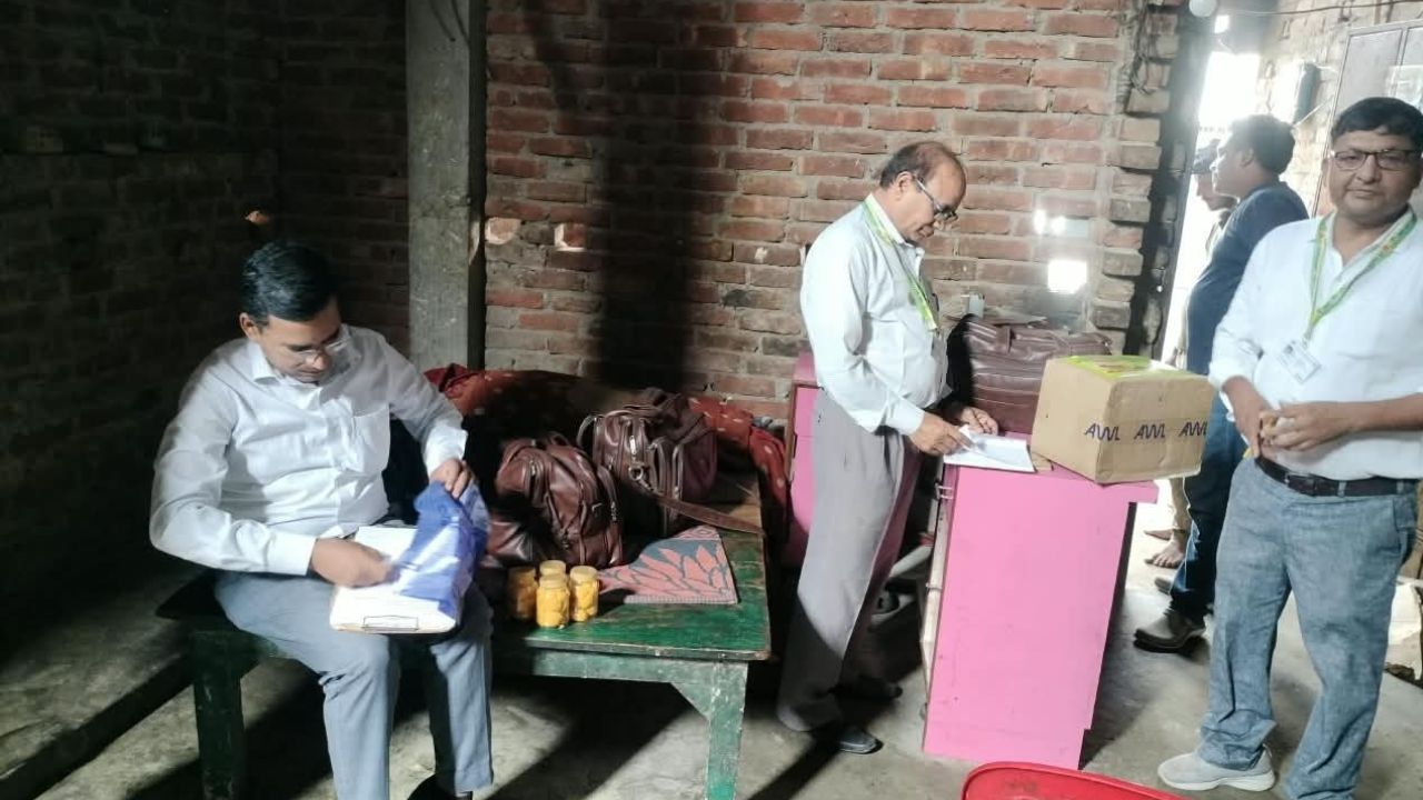 Raksha Bandhan से पहले मिठाई की दुकानों पर छापा, 80 किलो लड्डू देखकर अफसर भी रह गए हैरान! जानें क्या मिली गड़बड़ी