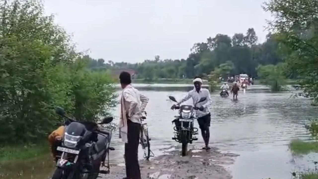 पानी के बहाव में गायब हुई सड़क… बदायूं में उफनती नदी के बीच जान जोखिम में डालकर निकल रहे लोग