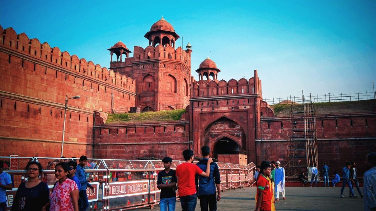 लाल किला जाने से पहले जान लें दिल्ली पुलिस की रेड लिस्ट: भूलकर भी साथ न ले जाएं ये सामान, वरना गेट से ही होंगे वापस
