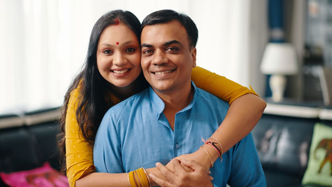 किसी भी रिश्ते की असली परीक्षा सुख में नहीं, बल्कि विपरीत परिस्थितियों में होती है। चाणक्य का मानना था कि एक अच्छी पत्नी वही है, जो कठिन से कठिन समय में भी अपने पति के साथ कंधे से कंधा मिलाकर खड़ी रहे। जब जीवन में चुनौतियां आती हैं, तब पत्नी का भरोसा, धैर्य और मानसिक संबल पति को हर आघात से उबरने की शक्ति देता है। (Img- Pinterest)