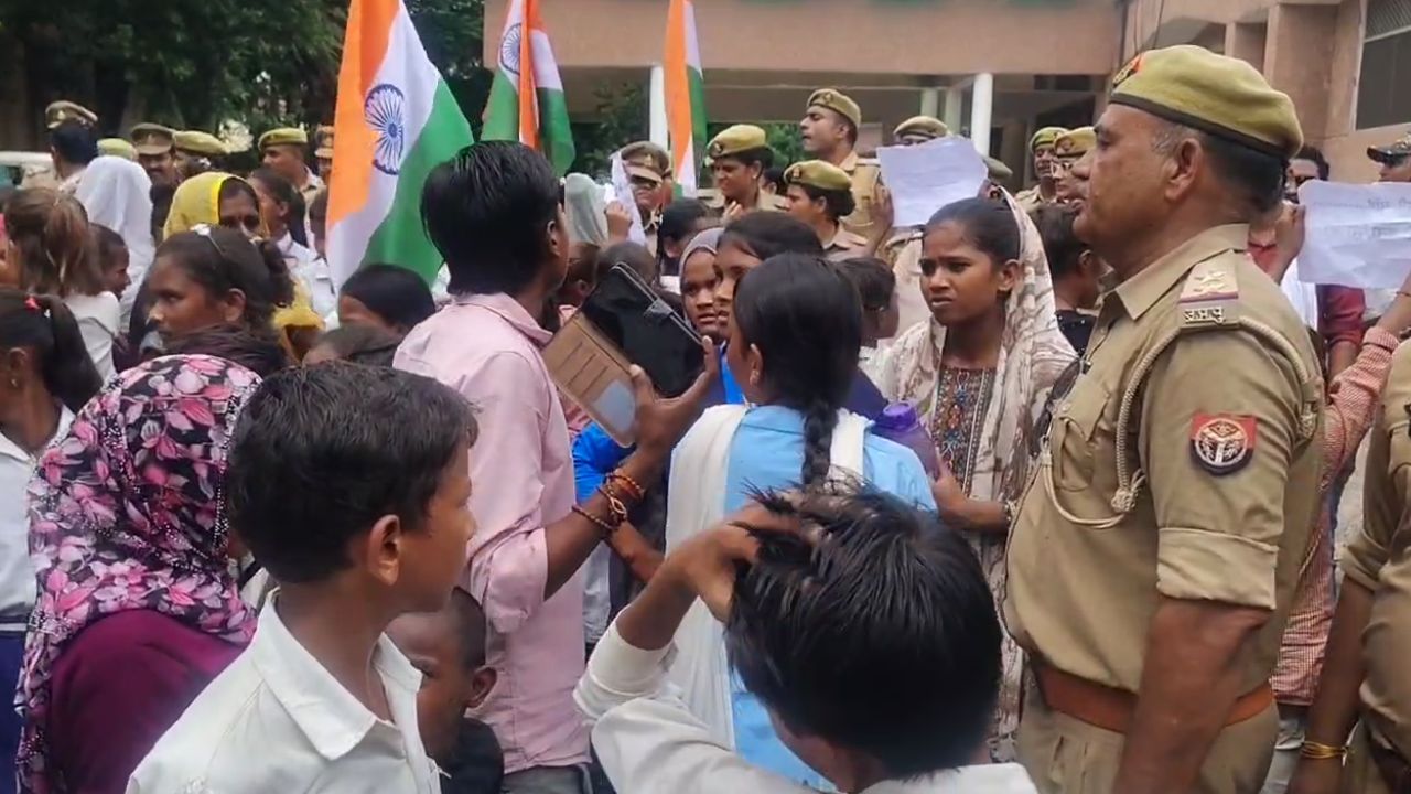 Video: हमीरपुर में सड़क की मांग को लेकर अनोखा प्रदर्शन: 5 किमी पैदल चलकर कलेक्ट्रेट पहुंचे गांव वाले, उठाई आवाज