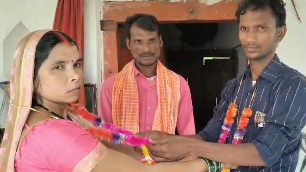 21 साल का रिश्ता खत्म… पति ने पत्नी का हाथ प्रेमी को सौंपा, मंदिर में कराई शादी पूरे इलाके में चर्चा