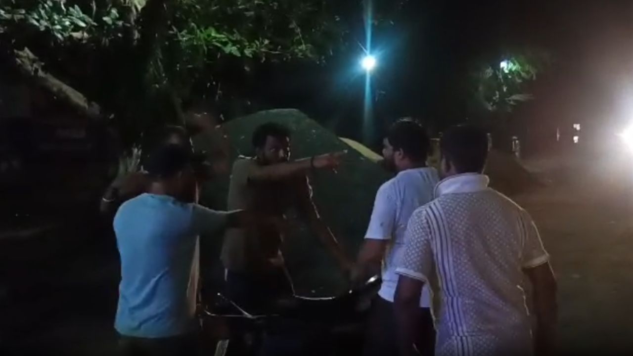 चांद रुपयों के लिए तार-तार हुआ भाईचारा, हाथरस के हाईवे पर सरेआम गुंडागर्दी का वीडियो देख कांप उठे लोग