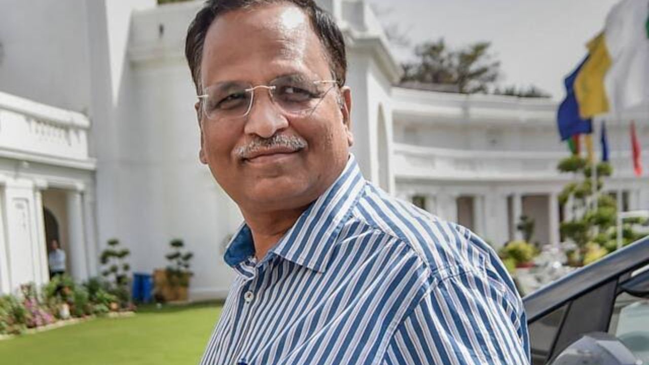 बड़ी ख़बर: दिल्ली के पूर्व मंत्री और AAP नेता सत्येंद्र जैन भ्र्ष्टाचार केस में गिरफ्तार; फिर जाएंगे जेल?