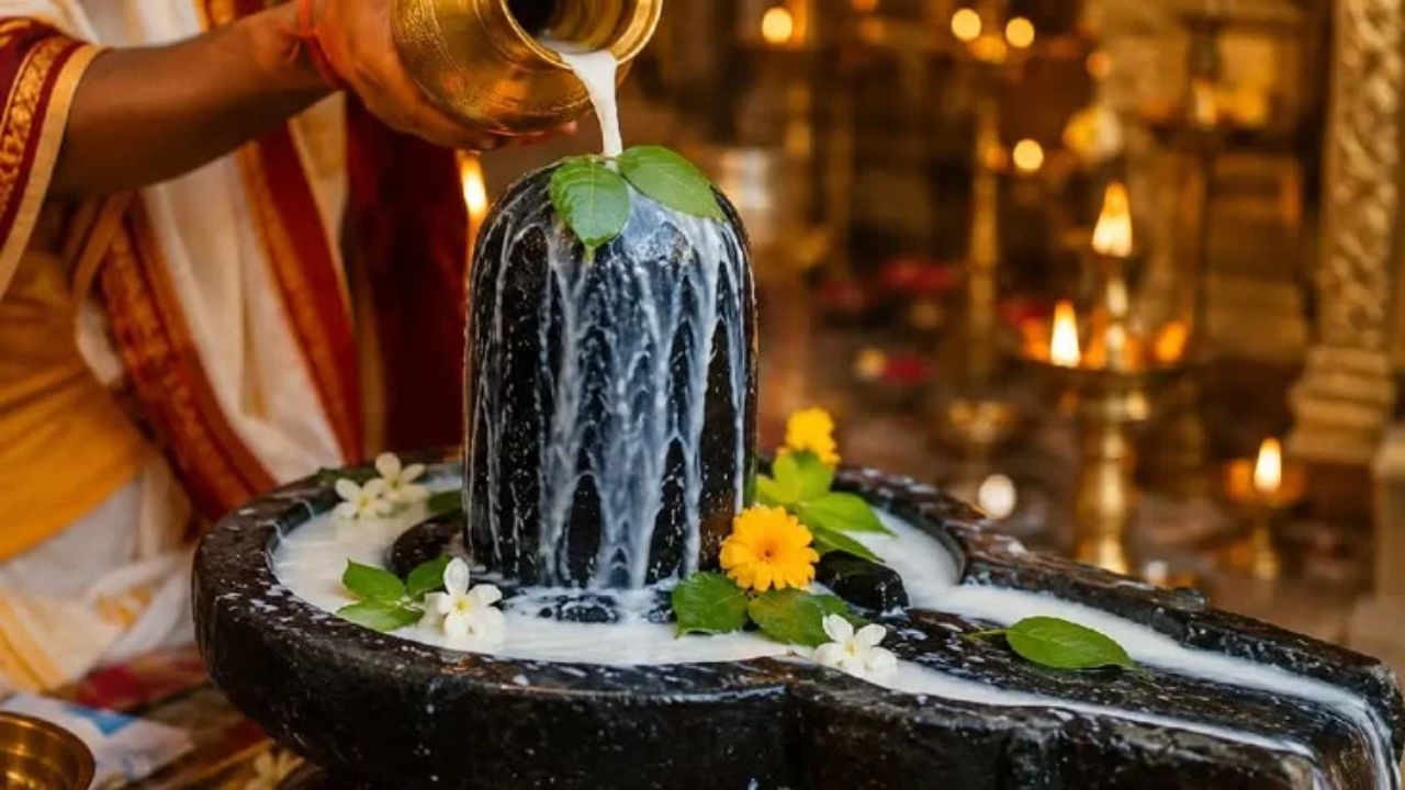 Sawan Special: शिवलिंग पर जल चढ़ाते वक्त भूलकर भी न करें ये 8 गलतियां, रूठ सकते हैं महादेव