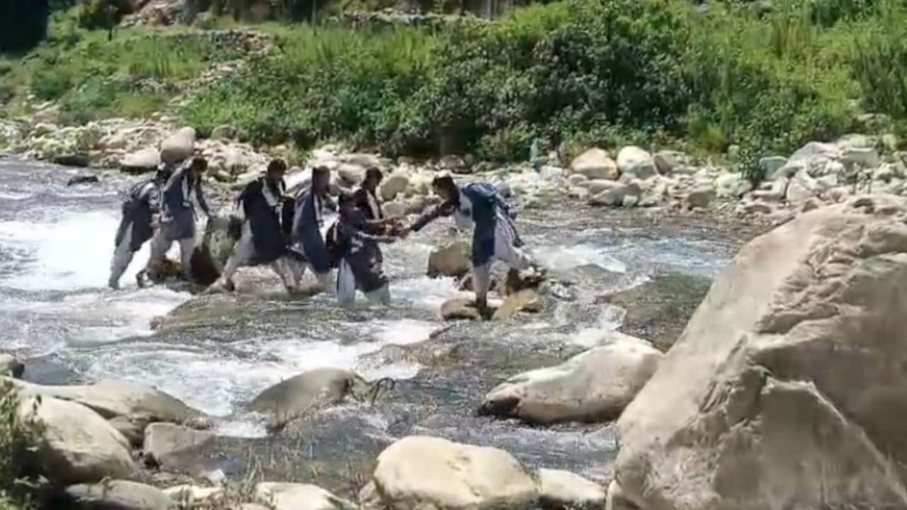 जान जोखिम में डाल कलम थामने की जिद! उत्तराखंड में 1 साल बाद भी नहीं बना पुल, उफनती नदी पार करने को मजबूर नौनिहाल