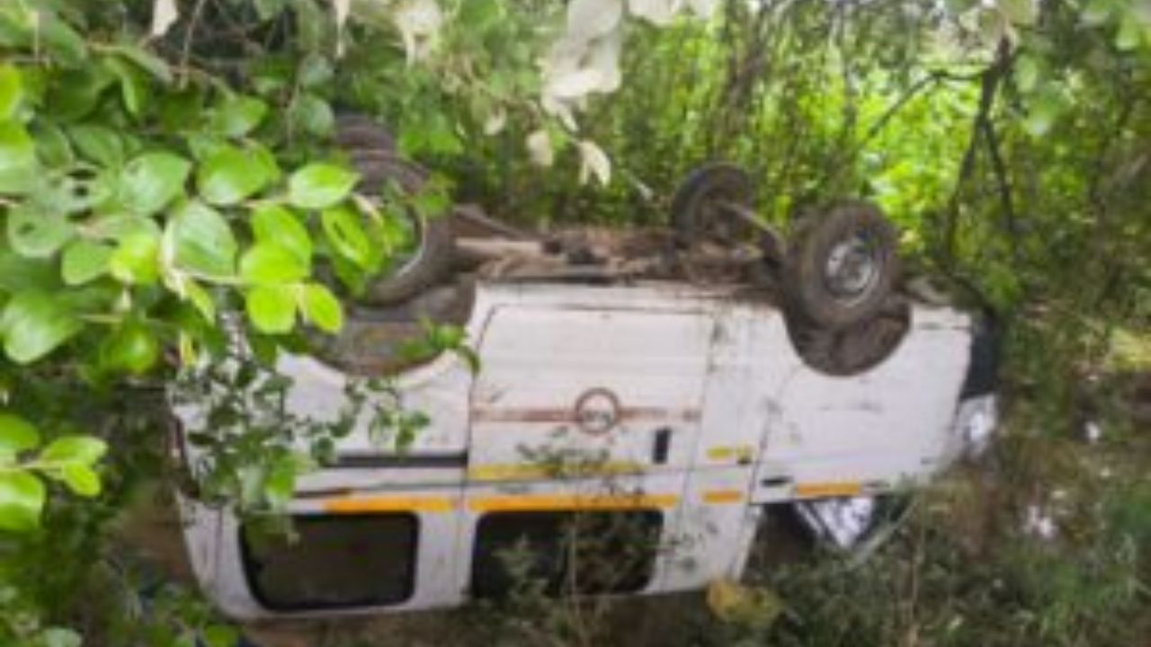 चीखते रहे मासूम, फरिश्ता बने ग्रामीण…. कानपुर देहात में स्कूल वैन पलटने के बाद ऐसे बची 19 बच्चों की जान