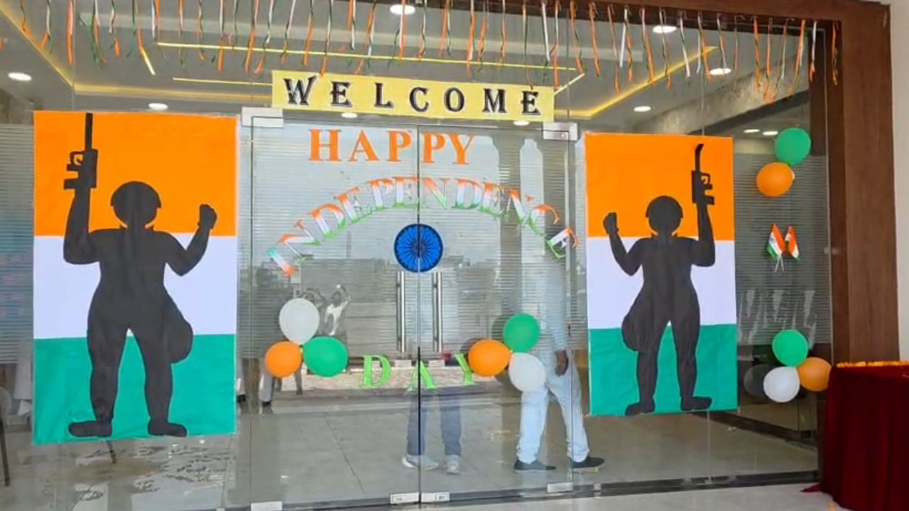 लड्डू बांटने के एक घंटे बाद आया ‘सावधान’ का मैसेज, फतेहपुर में स्कूल प्रबंधन की बड़ी लापरवाही बेनकाब