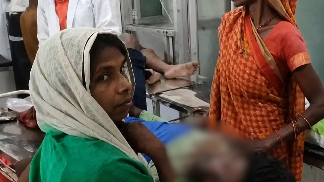 सीतापुर में दर्दनाक सड़क हादसा, मजदूरी पर जा रहे दो युवकों को ट्रक ने रौंदा, दोनों गंभीर