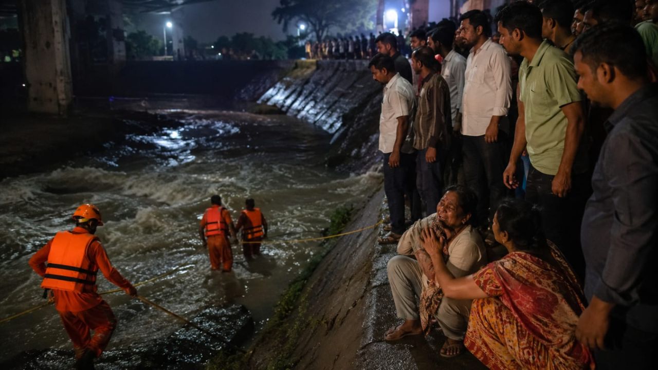 देखते ही देखते नाले में बह गया 18 वर्षीय युवक, मदनपुर खादर घटना से मचा हड़कंप, परिजनों में चीख-पुकार
