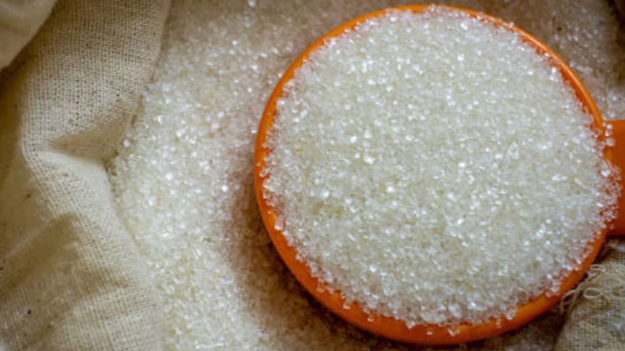Sugar Price: चीनी खरीदने से पहले ये खबर जरूर पढ़ें! 17 रुपये महंगी हुई कीमत, जानिए यूपी में क्या है ताजा भाव