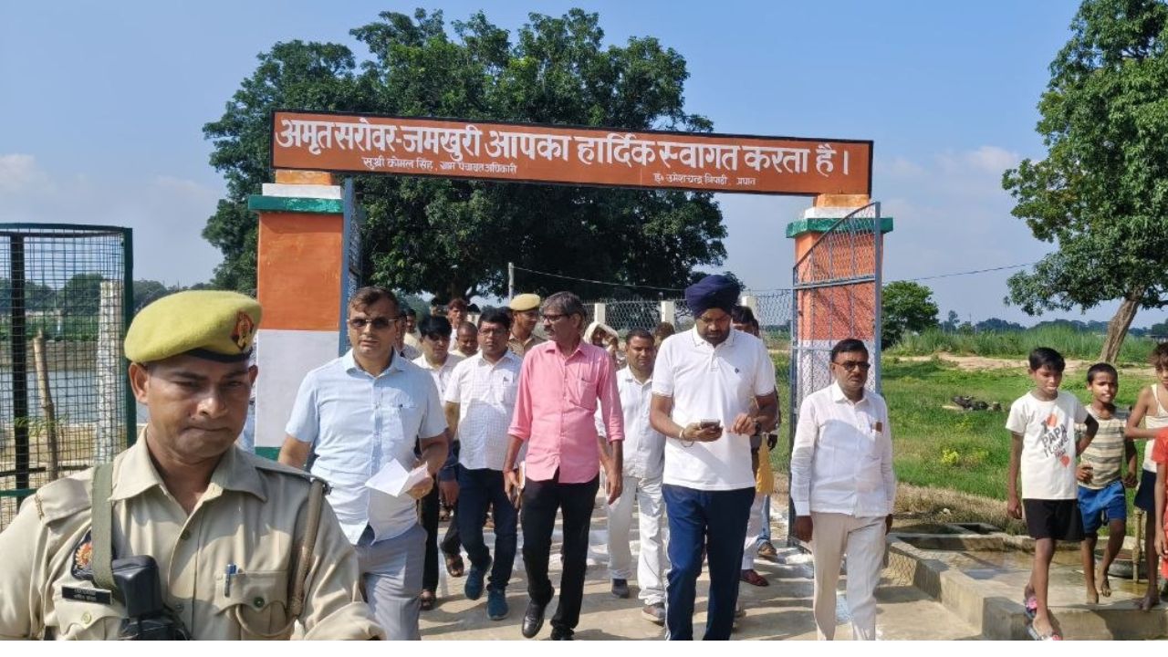सुल्तानपुर में अमृत सरोवरों का स्थलीय निरीक्षण करने पहुंचे डीएम इन्द्रजीत सिंह, दिए ये सख्त निर्देश