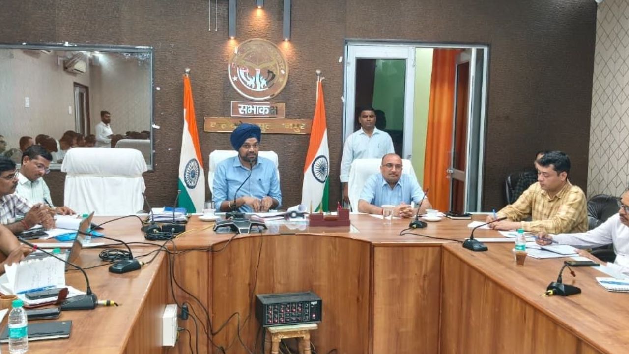 सुल्तानपुर में शिक्षा व्यवस्था पर डीएम का डंडा, दो बीईओ से मांगा गया स्पष्टीकरण, शिक्षा विभाग में मचा हड़कंप