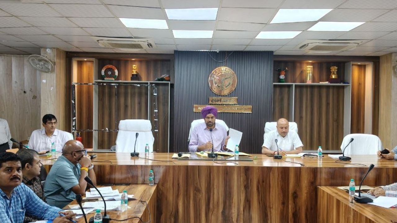 सुल्तानपुर में अतिक्रमण पर चला बुलडोजर नहीं, चला जुर्माना! अवैध होर्डिंग हटाए, 2500 रुपये वसूले