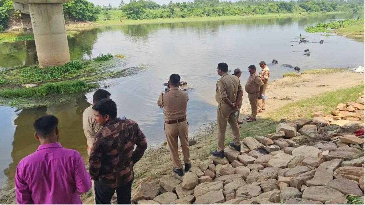 नदी में रस्सी से बंधा मिला युवक का शव, सिर पर गहरे चोट के निशान; 4 घंटे सीमा विवाद में उलझी सीतापुर-हरदोई पुलिस