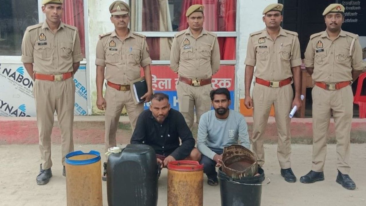 Deoria: अंधेरी रात में टैंकर से निकल रहा था काला धन… जब पुलिस की टार्च पड़ी तो उड़ गए होश