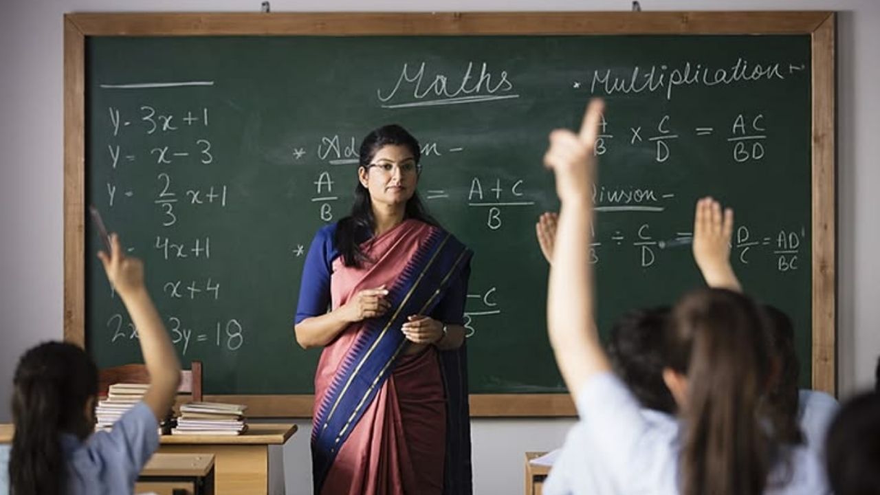 अब और नहीं सहेंगे! शिक्षकों के 15 दिन की छुट्टियों की मांग ने पकड़ा जोर, नीरज शेखर के दरवाजे से CM योगी तक पहुंची आवाज