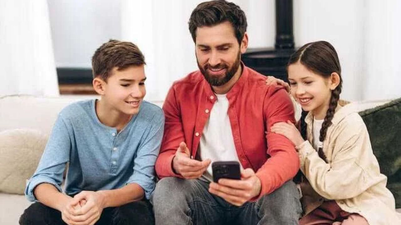 बच्चे फोन में क्या देख रहे हैं? अब पेरेंट्स को नहीं होगी टेंशन, तुरंत ऑन करें ये सीक्रेट सेटिंग्स