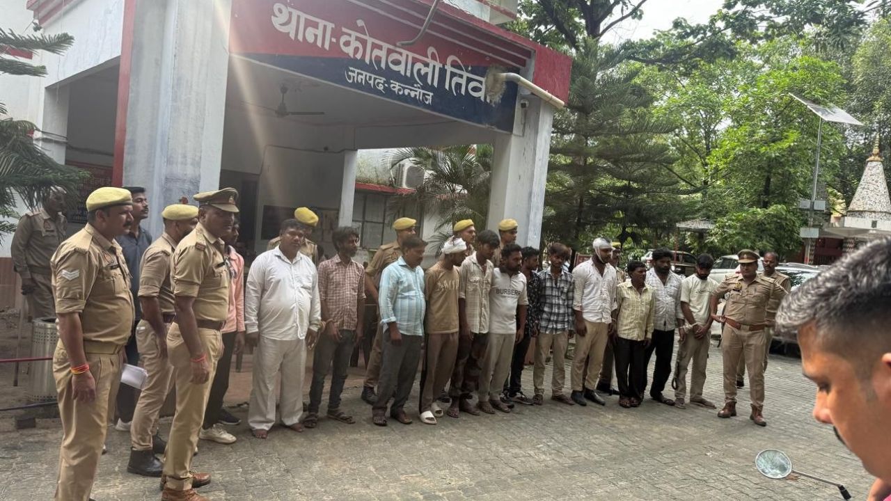 विवाद सुलझाने पहुंचे सिपाही पर बरसे लात-घूंसे, कन्नौज में 12 आरोपी गिरफ्तार, बाजार में निकलवाया पैदल मार्च