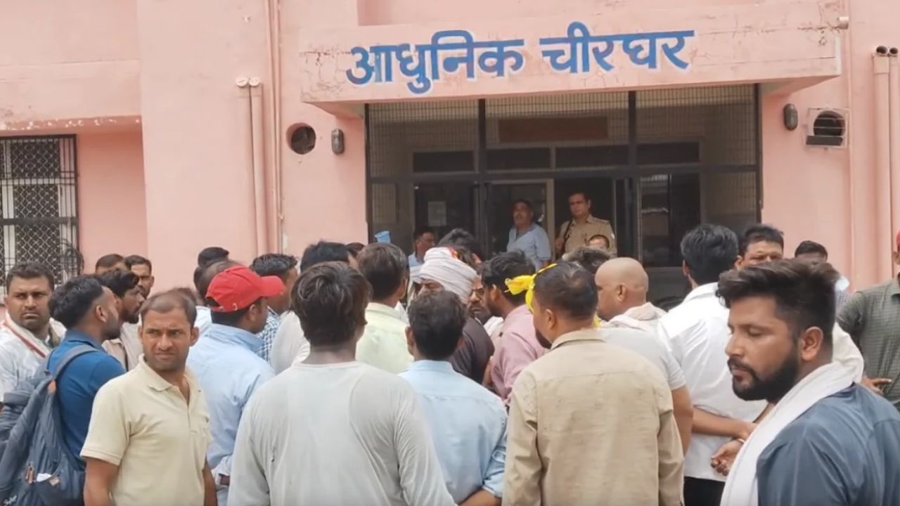 हाथरस में दर्दनाक हादसा: विद्युत पोल से गिरकर संविदा लाइनमैन की मौत, परिजनों में मचा कोहराम