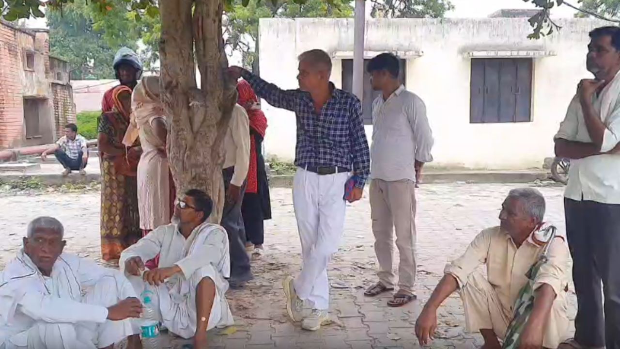 Hathras Road Accident: रक्षाबंधन से पहले एक ही परिवार में 2 लोगों की मौत, बेटे और पिता की एक साथ उठी अर्थी; हादसे से मचा कोहराम