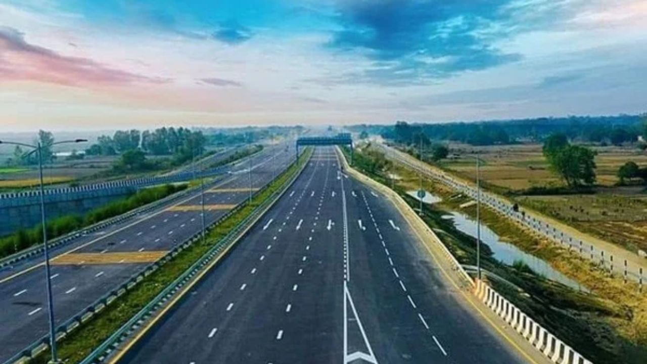 UP के एक्सप्रेसवे पर अब नो टेंशन: हादसा हो या गाड़ी खराब, सिर्फ एक कॉल पर सीधे पहुंचेगी एंबुलेंस और मदद
