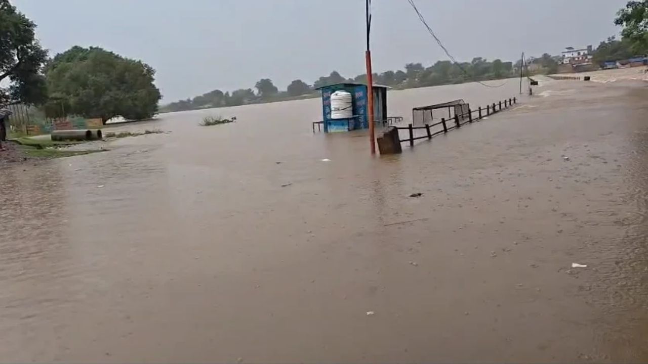 Video: बिना अलर्ट छोड़ा पानी? मिर्जापुर में घरों और बैंक तक घुसा पानी, जानिए ग्राउंड जीरो के हालात