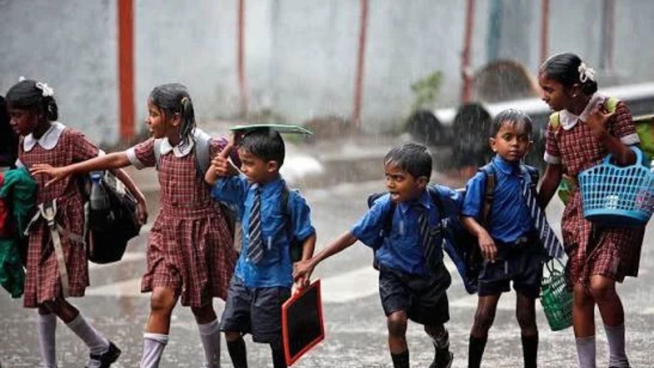 UP Monsoon: यूपी में बारिश का कहर… हरदोई और प्रयागराज में स्कूल बंद! जानें बाकी जिलों का हाल