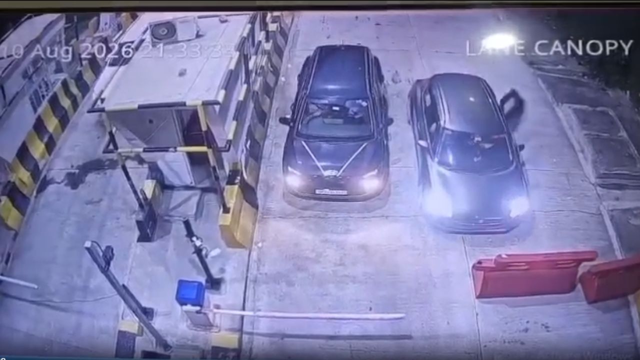 Sultanpur: टोल प्लाजा पर कार रुकी, फिर अचानक मच गया बवाल; कैमरे में कैद हुई पूरी कहानी