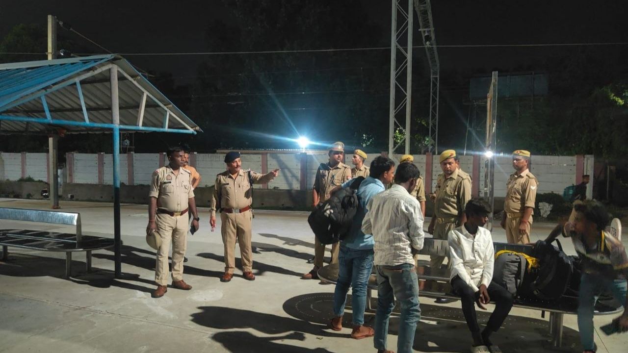 Mirzapur News: रेलवे स्टेशन पर अचानक पहुंची RPF-GRP की टीमें, चप्पे-चप्पे की तलाशी से मचा हड़कंप