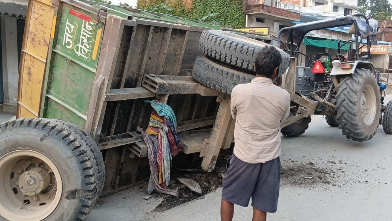 Mirzapur News: तड़के सड़क पर ऐसा क्या हुआ? ओवरलोड ट्रैक्टर पलटते ही मचा हड़कंप