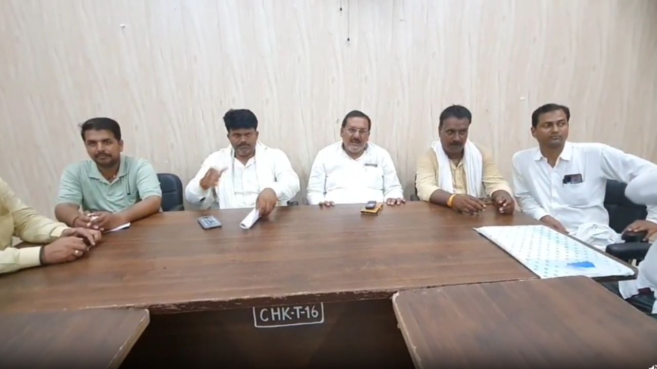 आखिर चंदौली में मनरेगा को लेकर क्यों छिड़ा विवाद? 70 प्रधानों के एकजुट होते ही BDO के खिलाफ मोर्चा