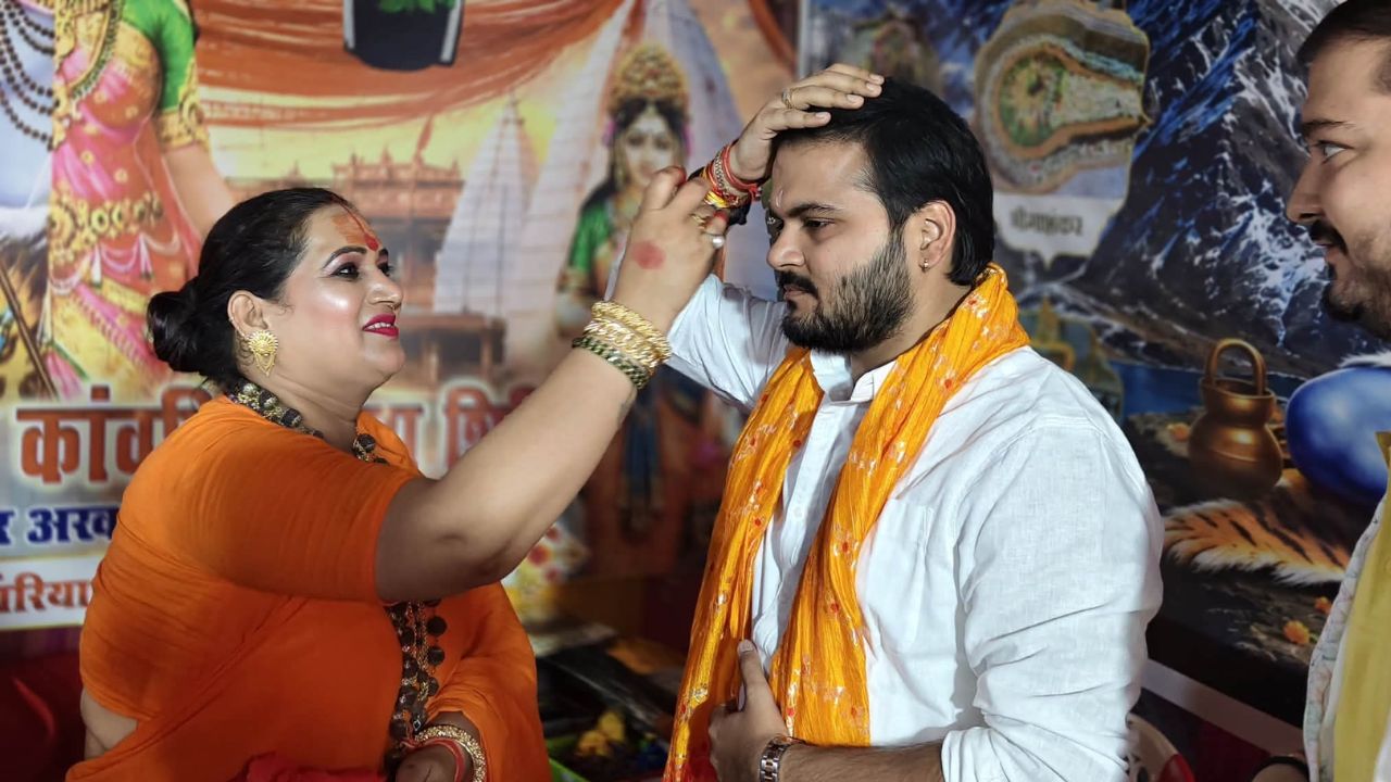 देवघर में 105 KM की कांवड़ यात्रा के बीच आखिर क्यों रुक रहे शिवभक्त? किन्नर समाज के इस शिविर में मिल रहा आशीर्वाद