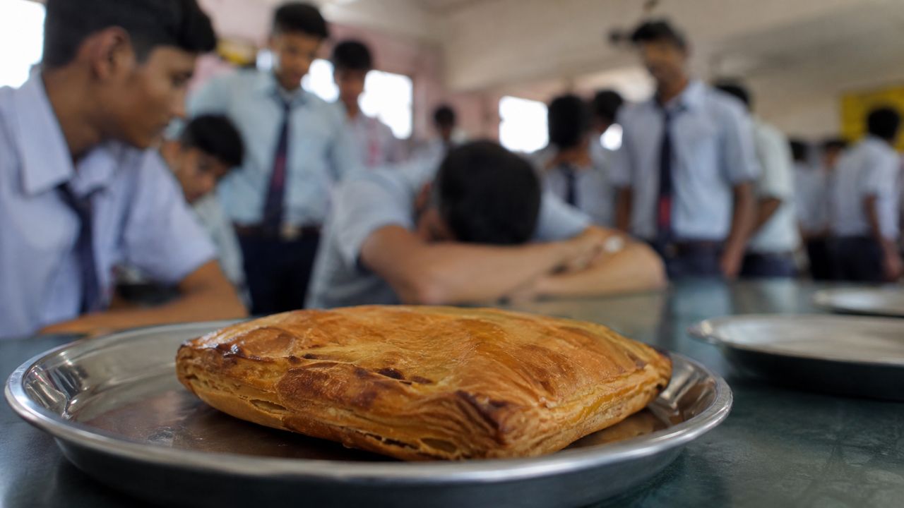 सुबह बेटे को स्कूल भेजा, कुछ देर बाद आई अस्पताल से ऐसी खबर कि परिवार के पैरों तले खिसक गई जमीन; कैंटीन में खाई थी पेटीज