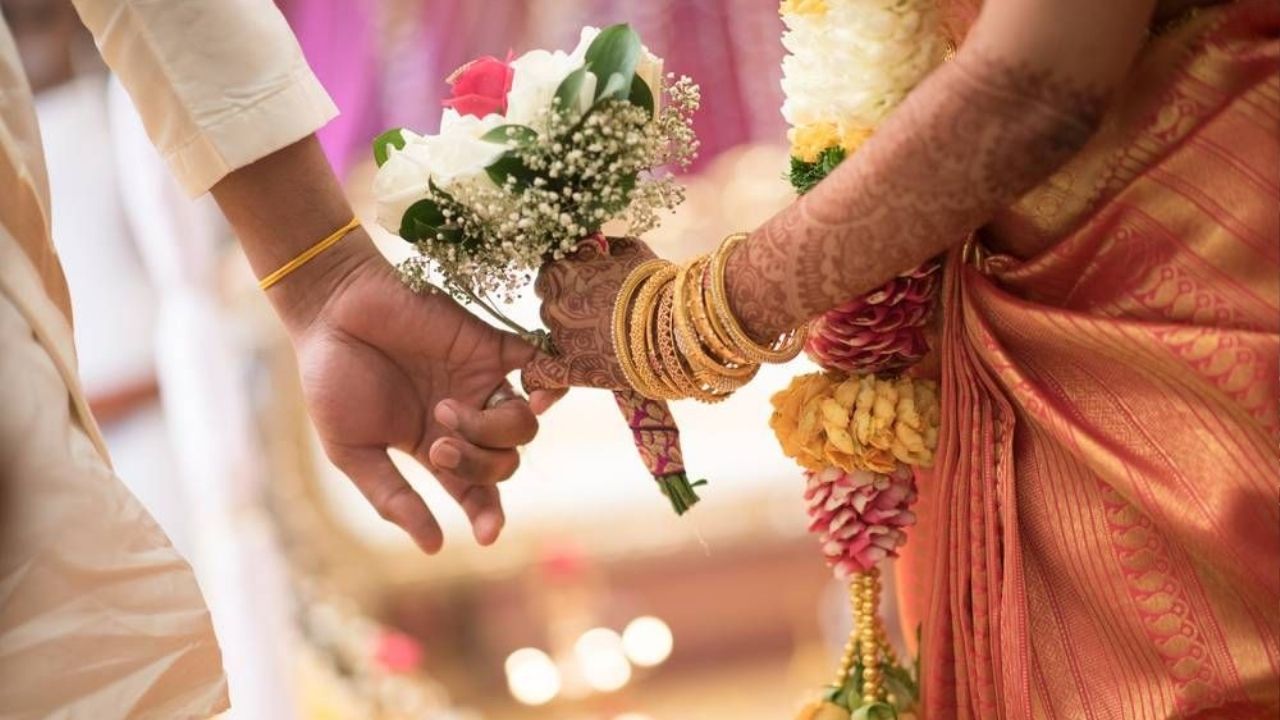 “मेरे पति को कुछ नहीं होना चाहिए… चाहे मेरी किडनी ले लीजिए”, यूपी के हाथरस में पत्नी ने सावित्री बनकर बचाई पति की जान