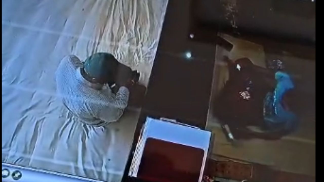 दुकान में आया ‘ग्राहक’, कुछ देर बाद लाखों का सोना लेकर हो गया गायब; CCTV ने खोला राज!