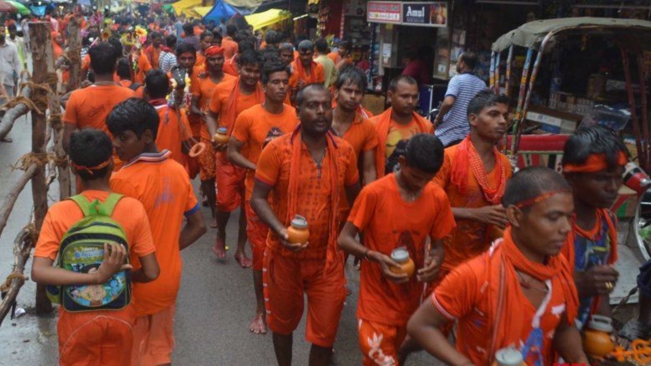 कांवड़ यात्रा में एक बाइक की टक्कर ने मचा दिया बवाल! कांवड़िए भिड़े तो बीच-बचाव करने पहुंचे पुलिसकर्मी से भी मारपीट