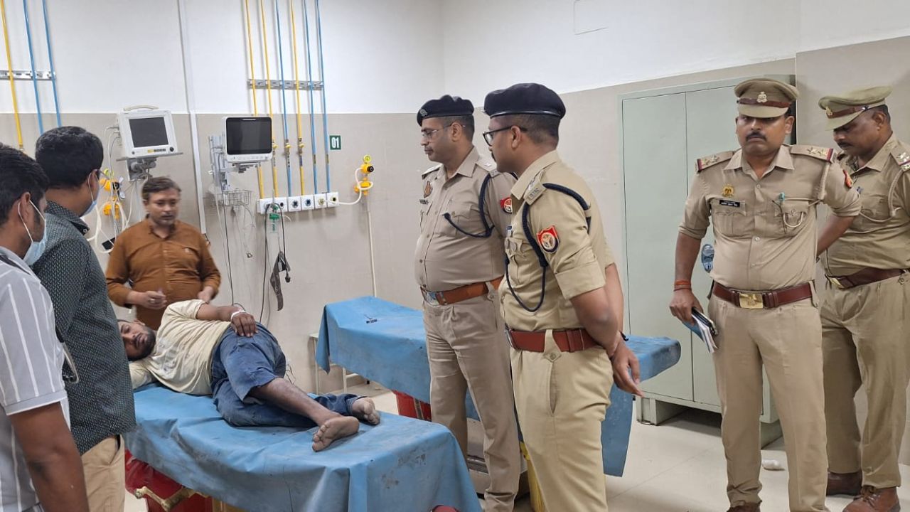 Deoria: पुलिस ने घेरा तो बदमाश ने चला दी गोली! जवाबी फायरिंग में 25 हजार का इनामी पशु तस्कर घायल, तमंचा बरामद