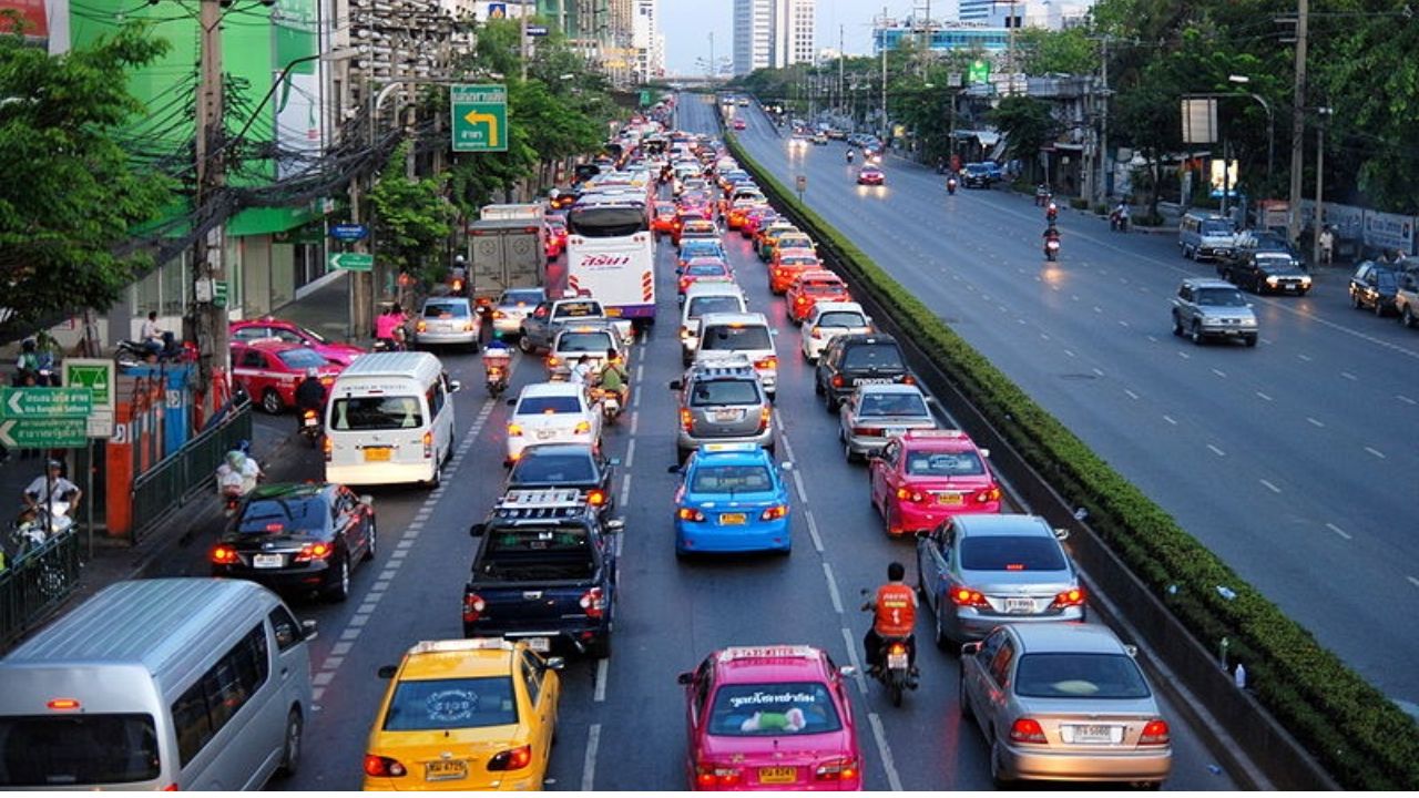 UP Traffic Rules: अब चालान भरकर नहीं बच पाएंगे! नियम तोड़ा तो जुर्माने के साथ भुगतनी पड़ सकती है सजा