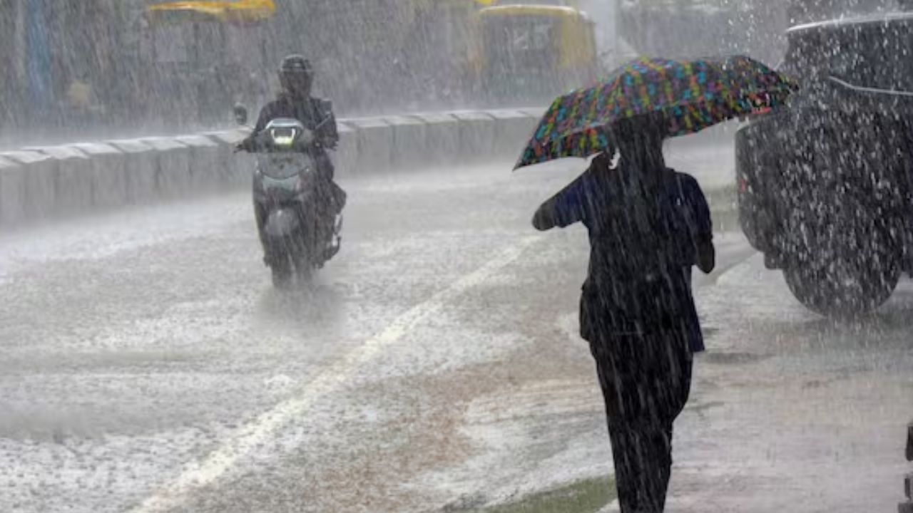 सावधान! यूपी के इन 60 जिलों में भारी बारिश की चेतावनी, मानसून के तांडव से घरों में घुसा पानी, अगले कुछ घंटे बेहद खतरनाक