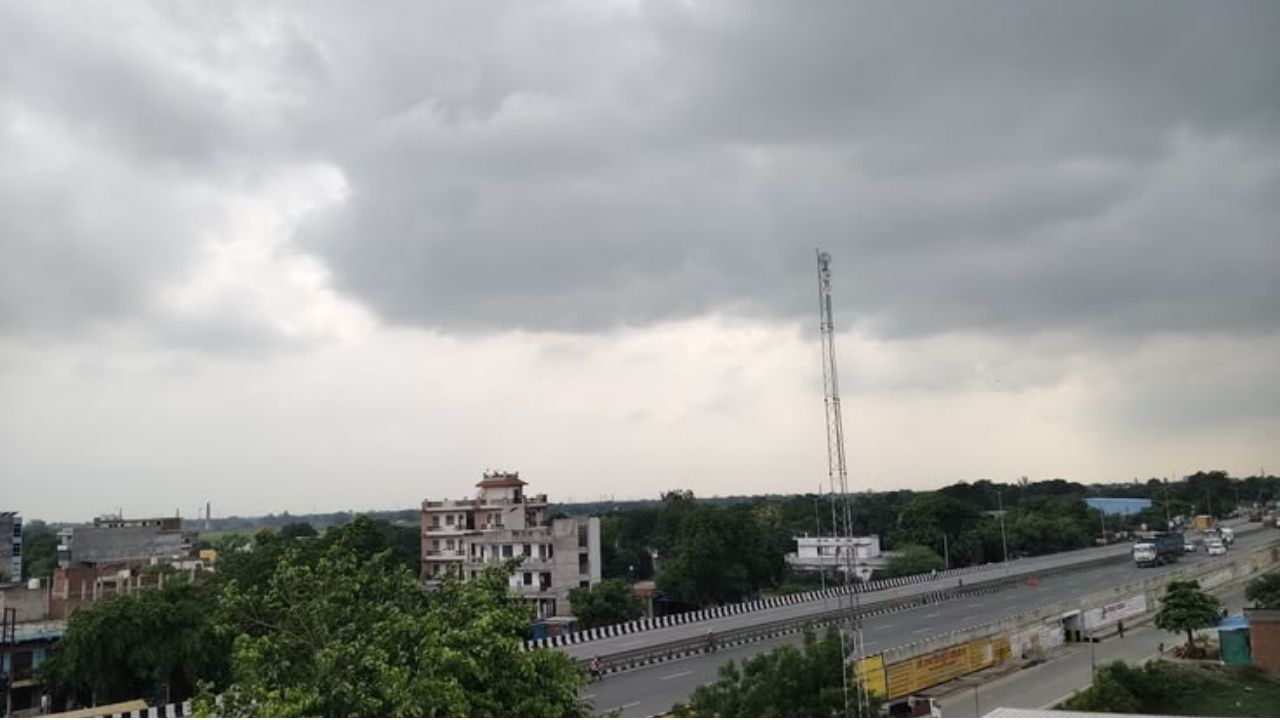 UP Weather Today: यूपी में आज जमकर बरसेंगे बादल! कई जिलों में भारी बारिश का अलर्ट, जानें अपने शहर का हाल