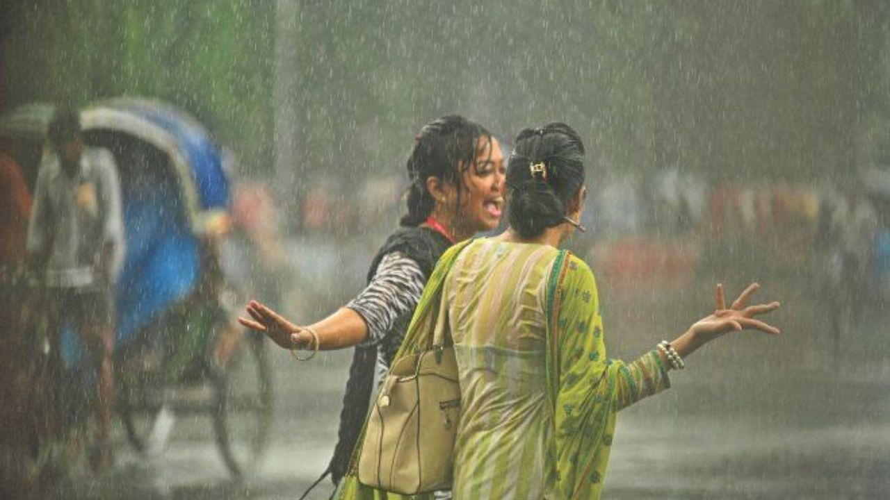 UP Weather Alert: यूपी पर भारी पड़ने वाले हैं अगले 24 घंटे, 50 से ज्यादा जिलों में मूसलाधार बारिश का रेड-ऑरेंज खतरा