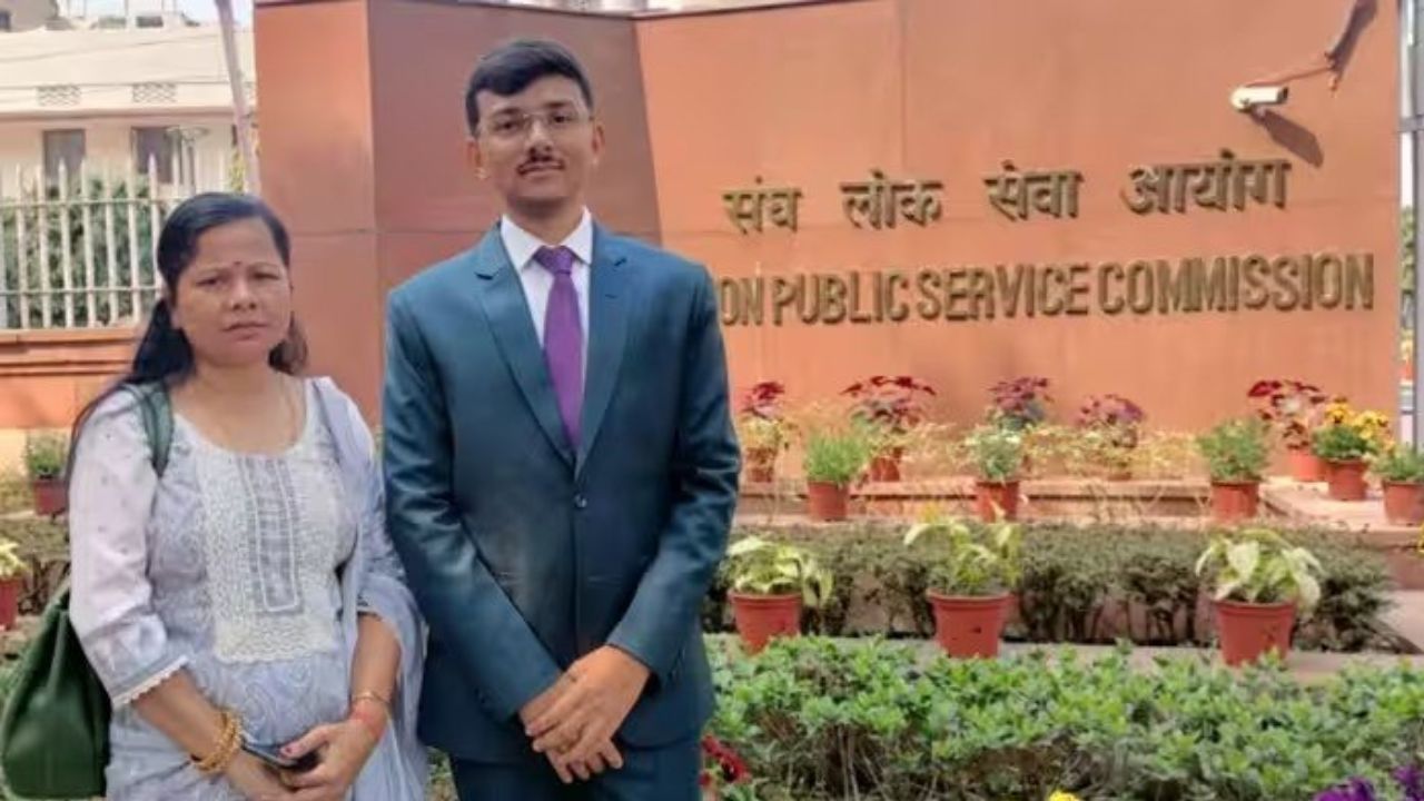 UPSC Success Story: “तुम रोते क्यों नहीं हो…” मां के इस एक सवाल ने बेटे को बना दिया IAS, बिना कोचिंग पटना में रहकर रचा इतिहास
