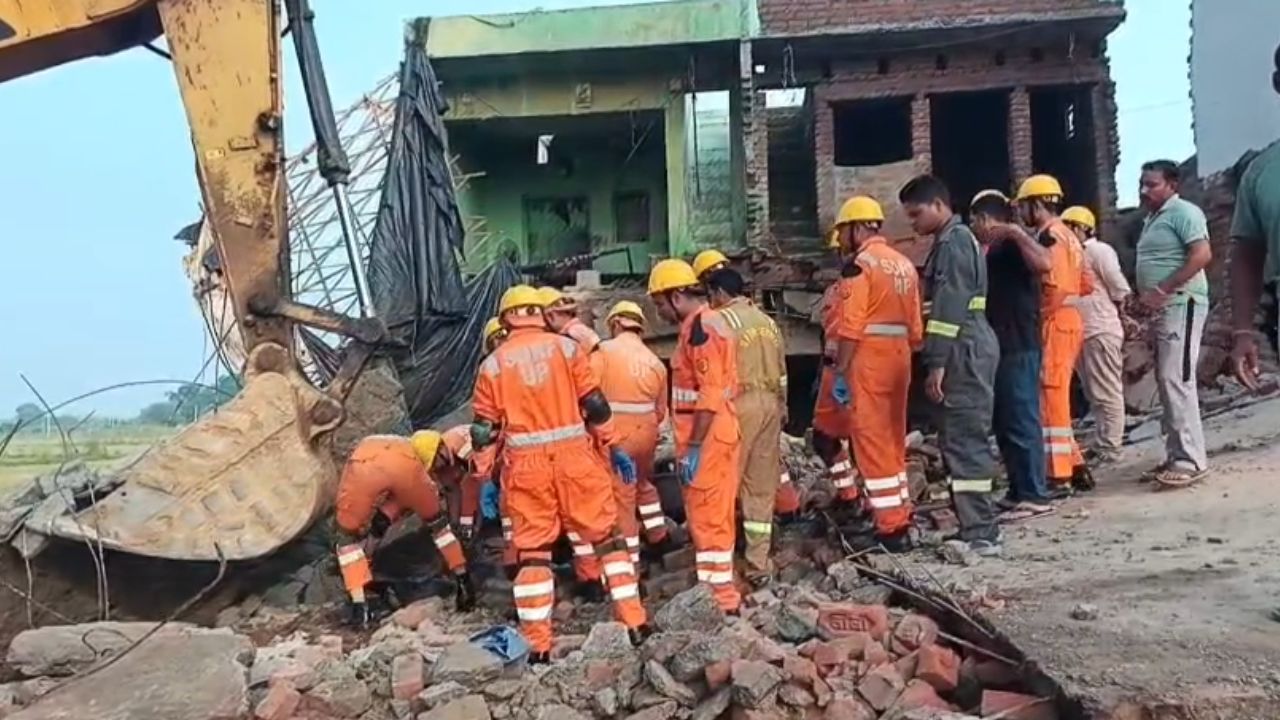 सुबह की चाय से पहले छा गया मातम, बदायूं में अचानक गिरा दो मंजिला घर, परिजनों का रो-रोकर बुरा हाल