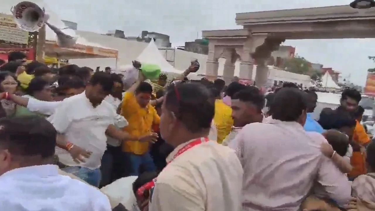 Ujjain Stampede: उज्जैन महाकाल मंदिर परिसर में दर्शन के दौरान भगदड़, कई श्रद्धालु घायल