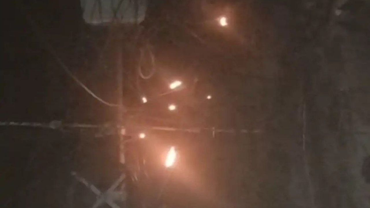 Deoria News: रात में अचानक बुझ गई 15 हजार घरों की बिजली, ट्रांसफार्मर में क्या हुआ कि मच गया हाहाकार?