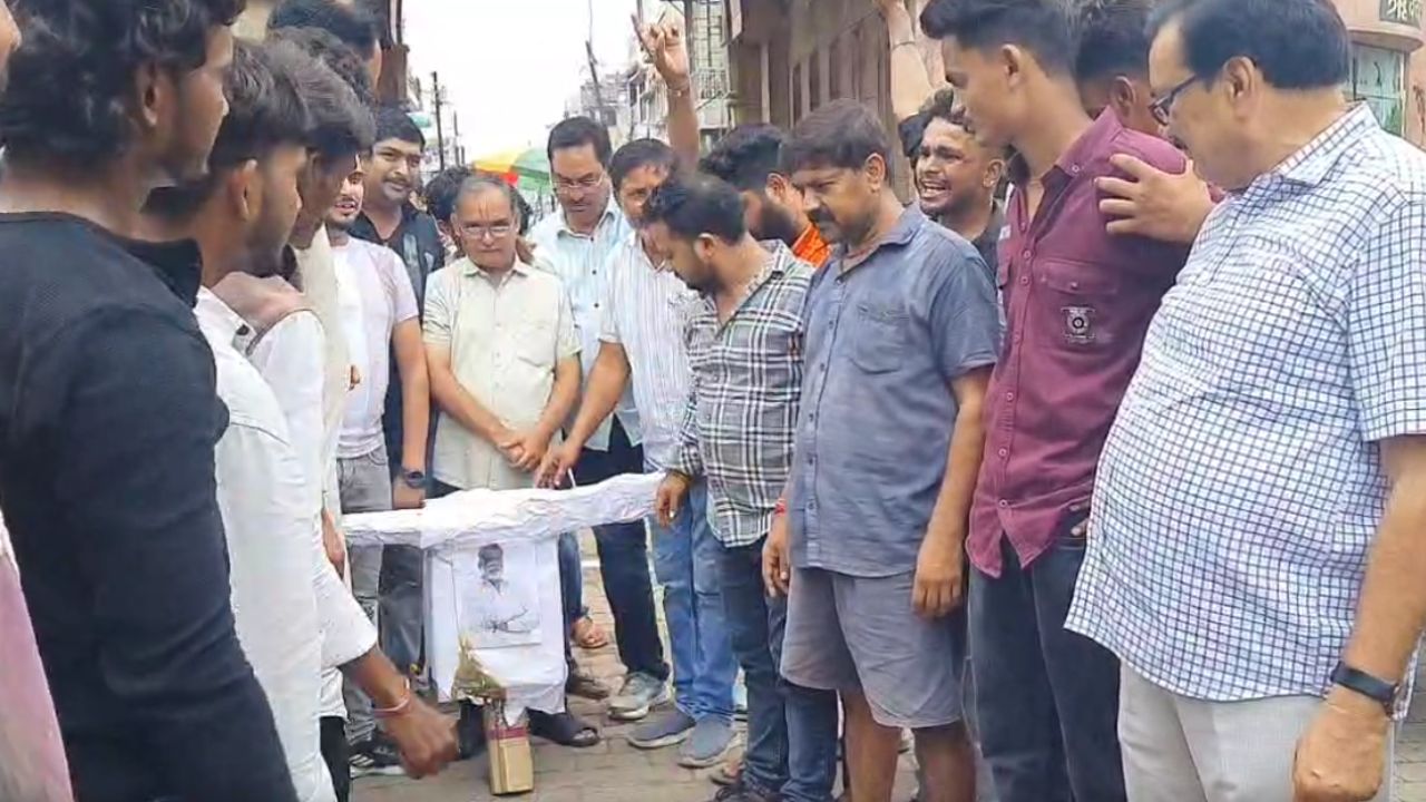 भगवा का अपमान बर्दाश्त नहीं, हाथरस में उबला सनातनी आक्रोश, सांसद पप्पू यादव का फूंका पुतला